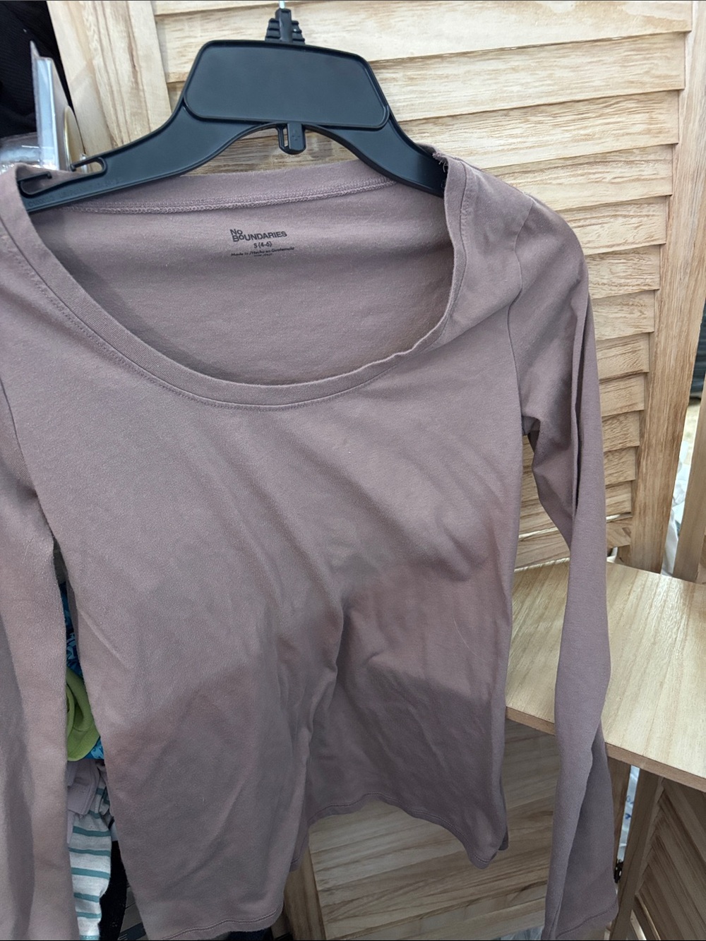 No Boundaries Women's Long Sleeve Scoop Neck Top - Mauve Taupe Small